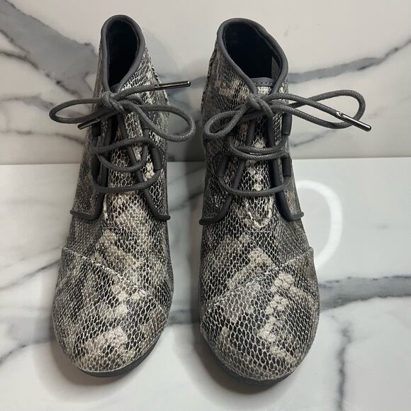 TOMS | Women's Black Brown Reptile Print Lace-Up Short Wedge Bootie Sz 9 - Picture 2 of 9